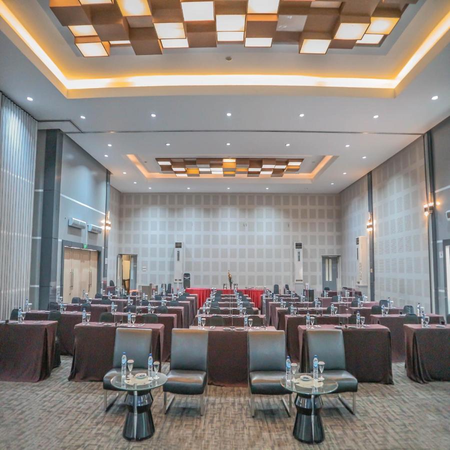 Howard Johnson By Wyndham Pekalongan Exterior photo