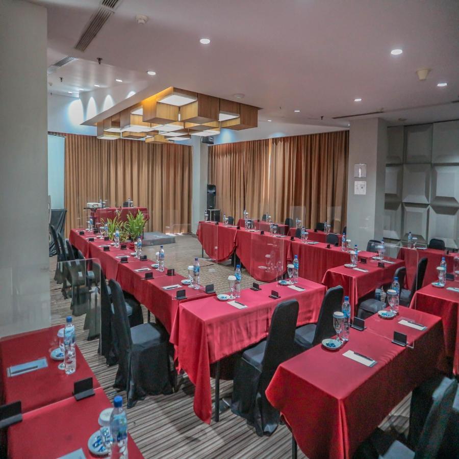 Howard Johnson By Wyndham Pekalongan Exterior photo