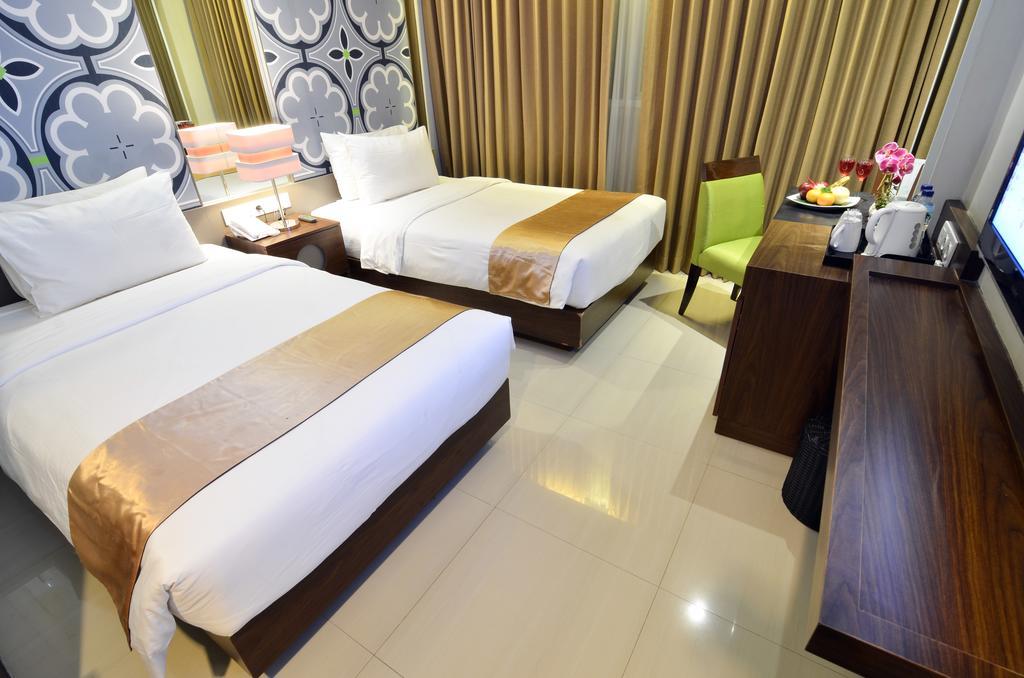 Howard Johnson By Wyndham Pekalongan Exterior photo